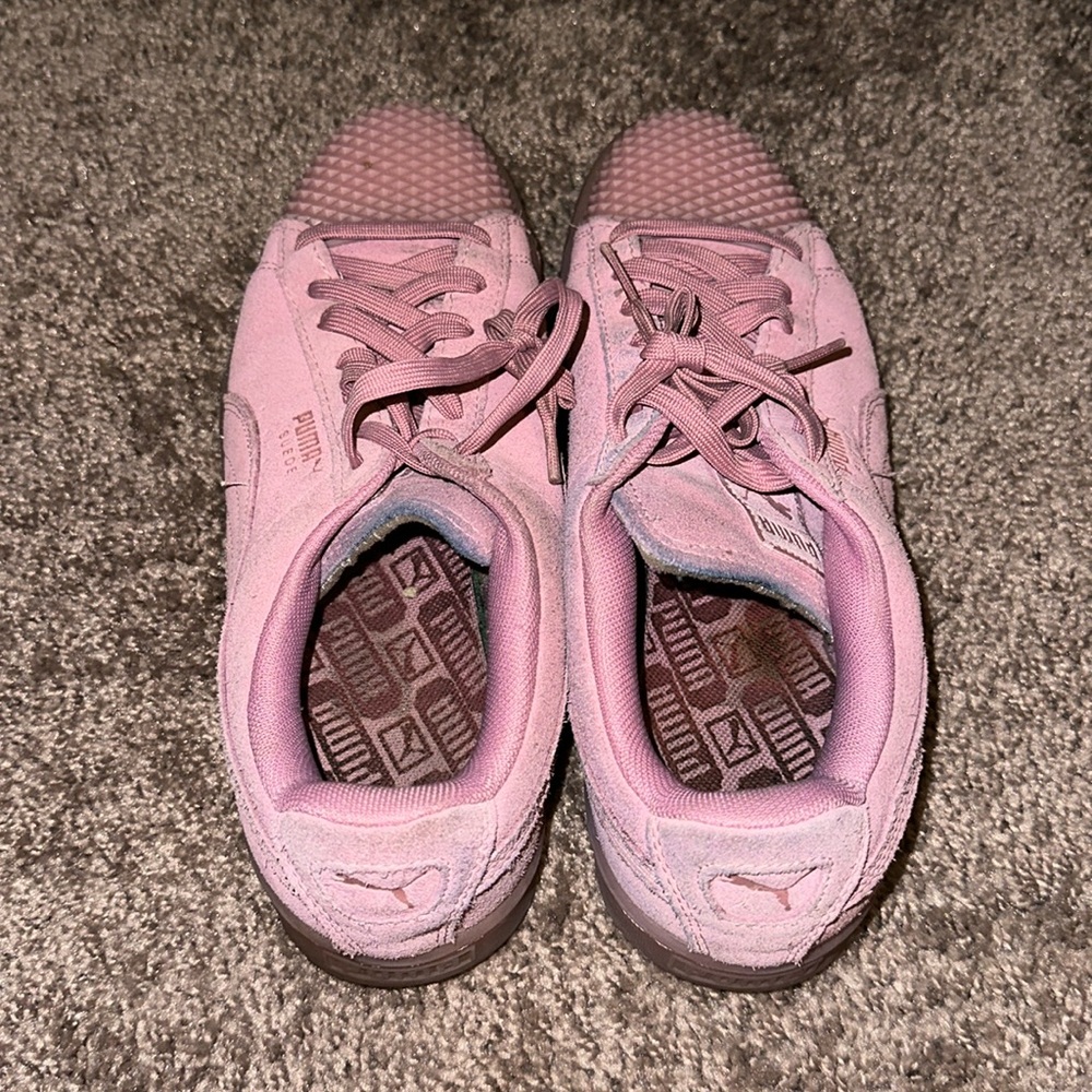 Worn pink suede puma’s
